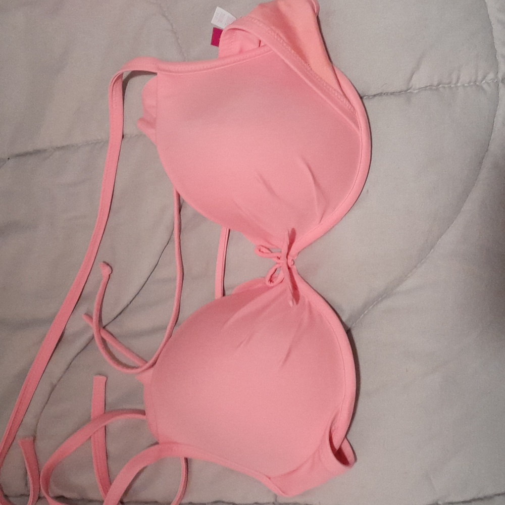 This very tiny 34d it does not seem like a d cup at all it's Victoria's Secret